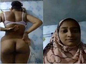 Cute Indian girl flaunts her butt in a steamy video