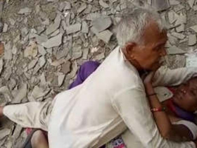 Elderly man's open-air encounter with Randi interrupted by Indian man