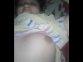 Flaunting big boobs: Haat khata lover's video on Meri Jaan dekho Idhar
