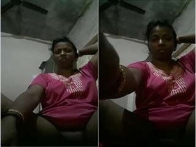 Excited Tamil bhabhi flaunts her pussy on camera