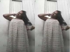 Busty Desi bhabhi flaunts her assets in a sensual video