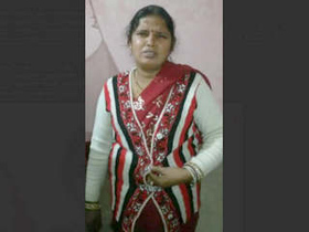 Indian married woman has sexual encounter with neighbor man in video collection