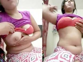 Desi bhabi flaunts her nice boobs in a steamy video