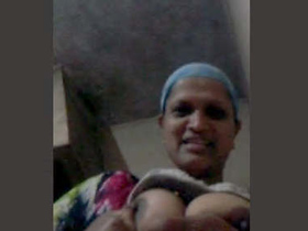 Mature Indian bhabhi performs on camera