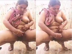 Horny bhabhi masturbates with her fingers and moans loudly