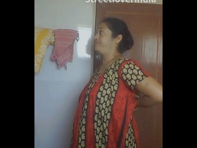 A mature Indian aunt misbehaves in the restroom