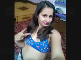 Indian girl with a beautiful body shares MMS
