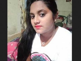 Indian girl flaunts her ample bosom in a sizzling video