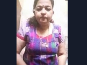 Aunty reveals her curves in a seductive manner
