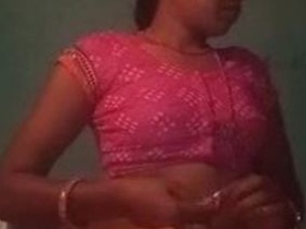 Indian babe gets off to her husband's attention in a steamy video
