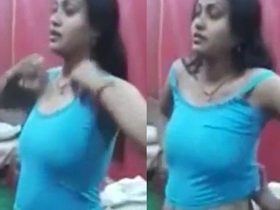 Indian bhabhi's boobs bouncing in playful video