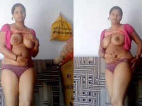 Desi wife flaunts her naked body on video