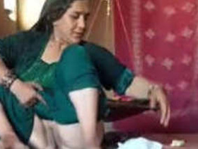 Mature Pakistani woman gets fucked by her younger lover