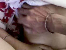 Paki girlfriend gets intimate with her boss in a car