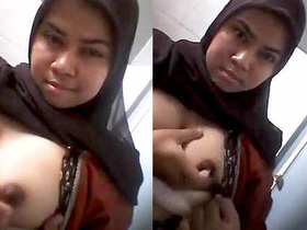 Desi X video features a hijabi girl revealing her sensual curves