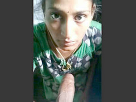 Indian bhabhi releases cum during solo play