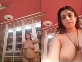 Horny Indian bhabhi flaunts her naked body