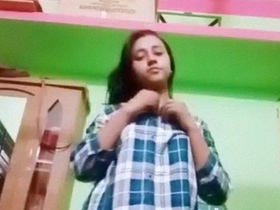 Bangladeshi girl undressing in a leaked video