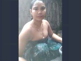 Watch a sexy Indian bhabhi take a bath in the nude