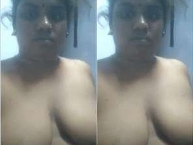 Tamil bhabhi flaunts her voluptuous breasts