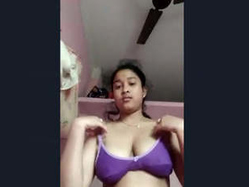 Desi Indian girl flaunts her body parts in a hot video
