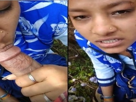 Cute Indian babe gives a naughty blowjob in the park