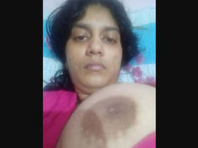 Curvy Desi babe flaunts her big boobs in seductive video
