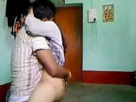 Lustful Indian couple makes passionate love on the floor