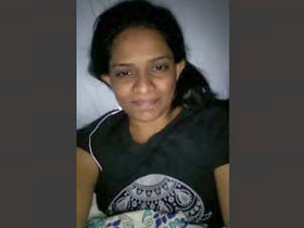 Sexy Sri Lankan babe pleases herself with her fingers