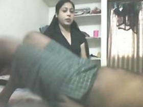Desi aunty gives oral pleasure to lucky man