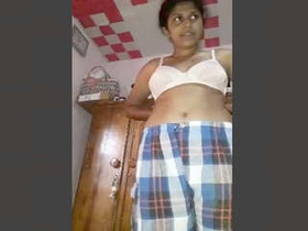 Lankan girl reveals her naked body in part 2