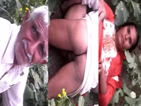 Desi elderly man has sex in the open air for MMC video