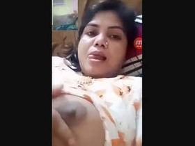 A sultry married Indian bhabi puts on a seductive display