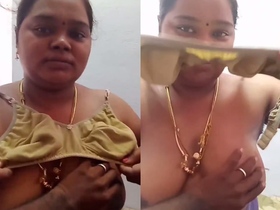 A sultry Tamil bhabhi tantalizes and chats on camera in a scorching performance