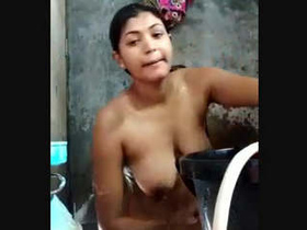 Desi bhabhi takes a sensual bath