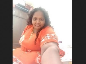 Desi aunty flaunts her curvy body and bumbum in a solo video