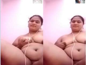 Telugu bhabhi masturbates on video call with her hands