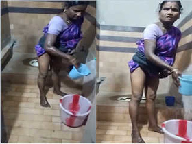 Desi aunt cleans her pussy in a steamy video