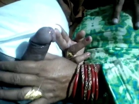 Married lady indulges in sexual play with phallus