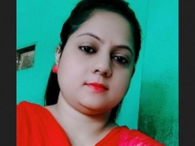 Desi girl masturbates to orgasm in HD video