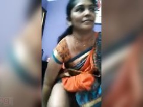 Desi Bhabha's unprofessional selfies of her pussy go viral
