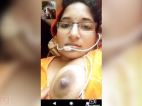 Desi beauty seduces with her huge boobs while video chatting