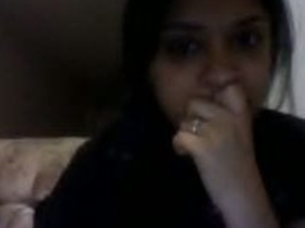 Indian babe with big boobs tantalizes and seductively flaunts on camera