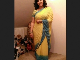 Pakistani girl flaunts her tits and pussy in a hot video