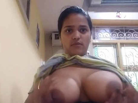 Sexy Indian girl flaunts her big boobs in a selfie video