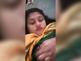 Desi babe flaunts her big boobs in front of her lover