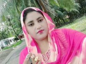 Desi bhabi goes nude on video call