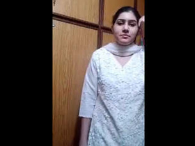 Pakistani girl reveals her naked body in a hot show
