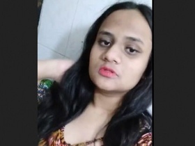 Desi bhabi gets intimate with tanker in bathroom