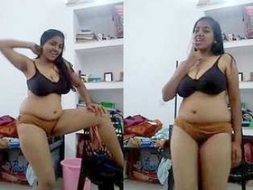 Desi beauty performs sensual dance routine